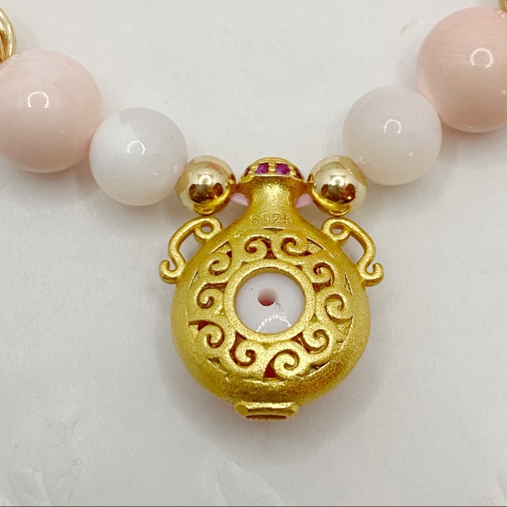 Queen Conch Shell Rose Bracelet - Picture 8 of 10